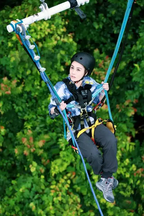 twins《完美的夏天2》热播中 阿sa阿娇挑战"魔鬼秋千"超刺激