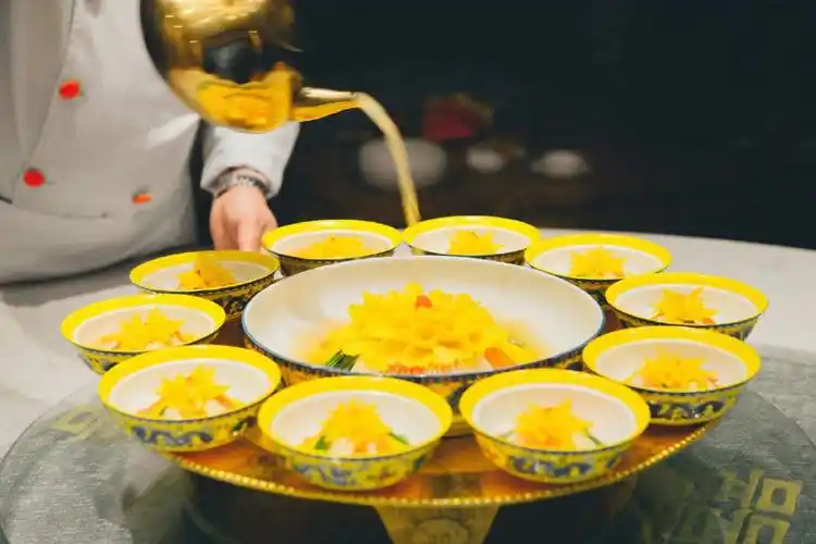 洛阳人对汤汤水水的热爱是有迹可循的毕竟「水席」的仪式感洛阳人可是