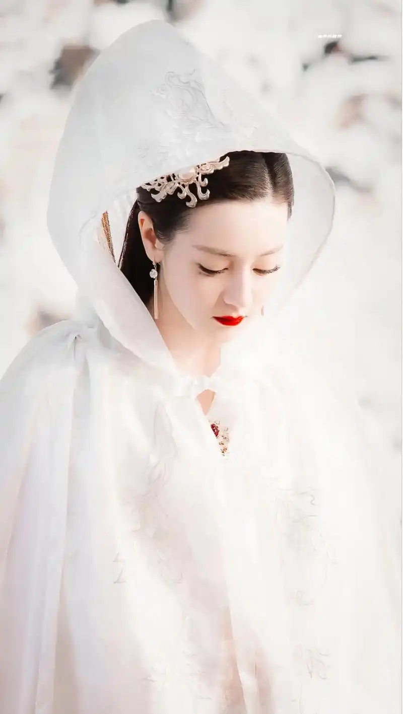 盘点影视剧里披着披风的美女,刘亦菲绝色,赵丽颖清冷