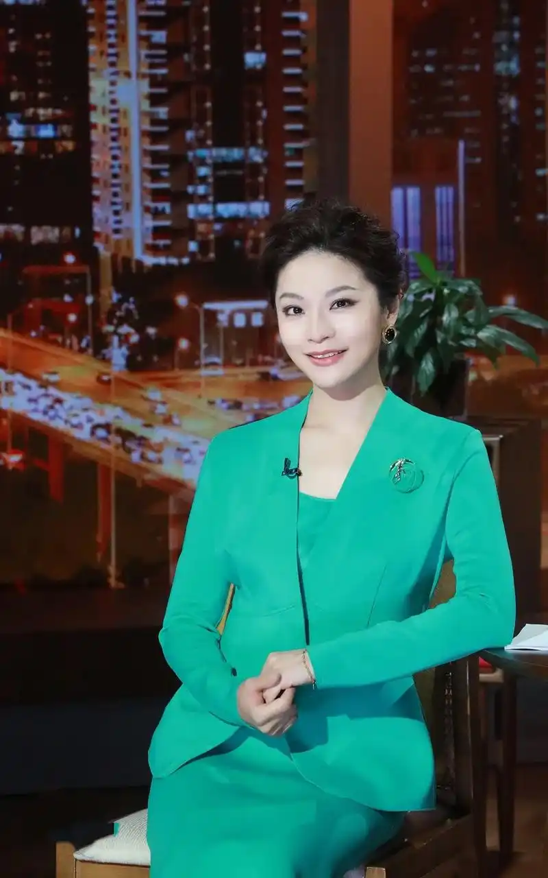 cctv4《中国文艺》栏目 #央视主持人-孟盛楠- 身穿@ - 抖音