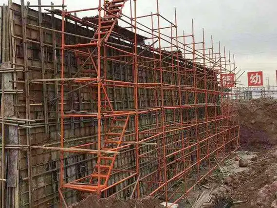 安全爬梯梯笼是正常建筑或者桥梁施工中代替脚手架的一种安全性产品