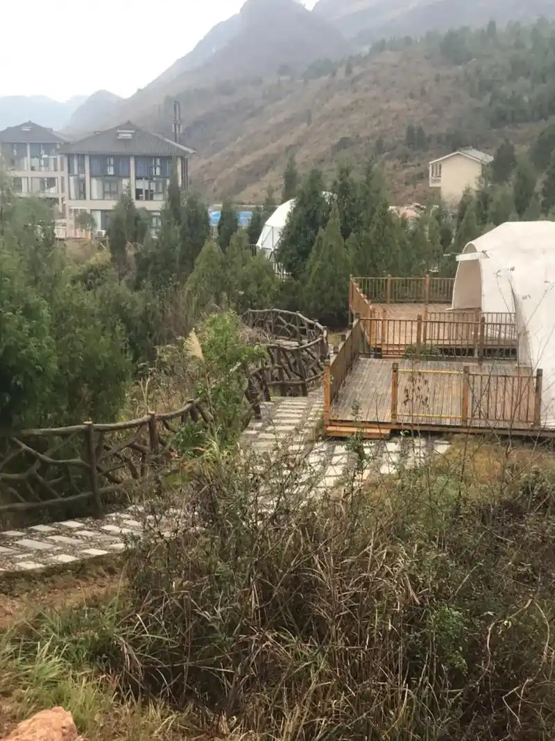 今天下午我去山上的一个房子里玩了一会拍了一些照片