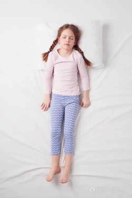 顶视图的可爱的小女孩睡在士兵的姿势