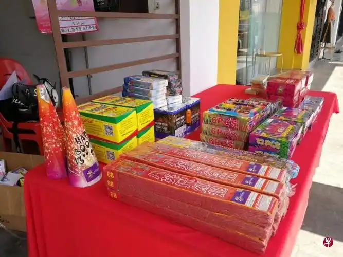 柔佛州麻坡四处可见售卖鞭炮的摆摊,摊主坦言,有了警方的准证,卖得更