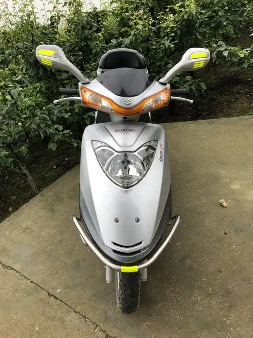 二,铃木天龙星踏板摩托缺点:速度相对较慢(60以内)起步肉,超车困难,最