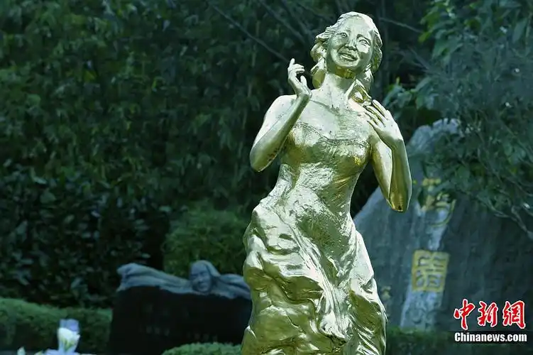 探访邓丽君的墓地 台湾邓丽君纪念公园