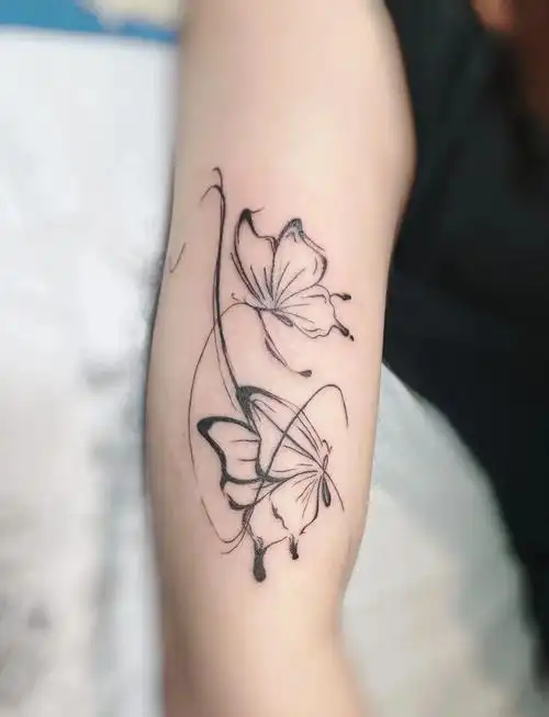 推荐多款适合男生的臂部蝴蝶纹身图案,线条动感,展现优雅与力量!