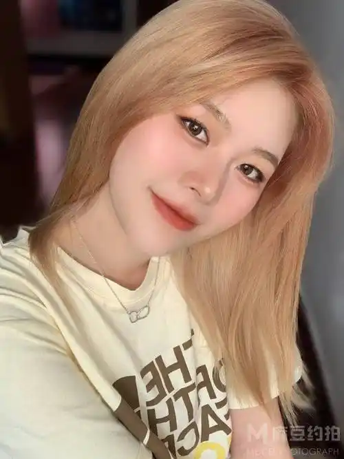 香槟金色显白发色