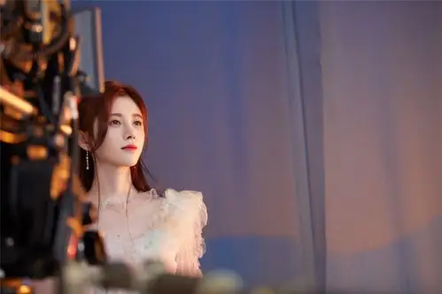 鞠婧祎纱裙甜美高清桌面壁纸