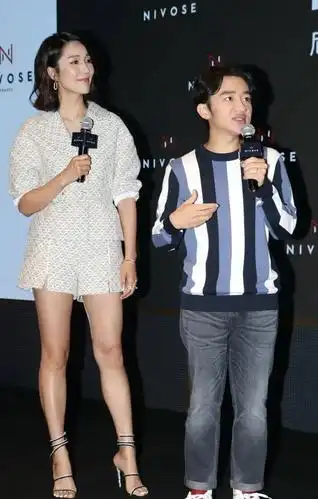 超萌身高差"王祖蓝李亚男"同框,看起来清新优雅,两人很幸福