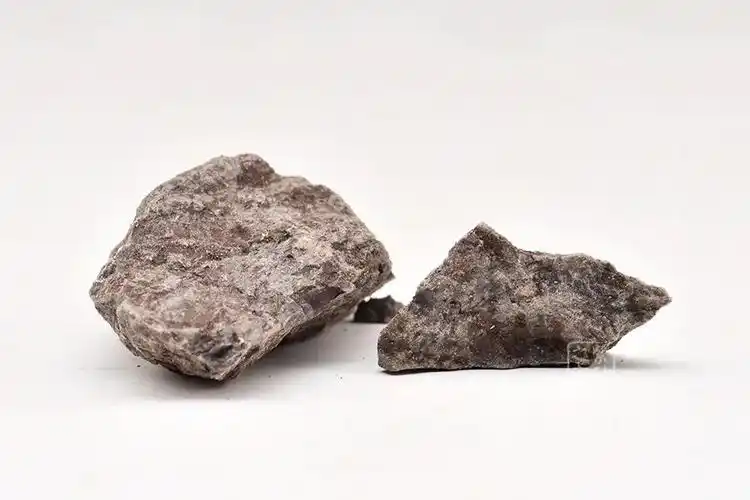 典型紫砂泥;呈紫棕色,玩家惯呼"黑紫泥",为最广泛市场接受的泥料之一