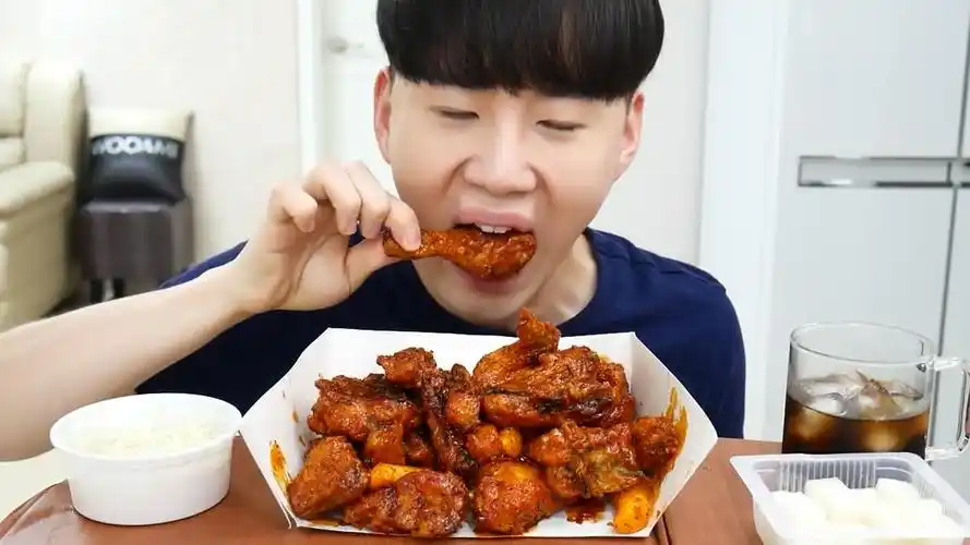 韩国吃货小哥,吃一份辣味的炸鸡,配上冰可乐,看他吃的真香啊