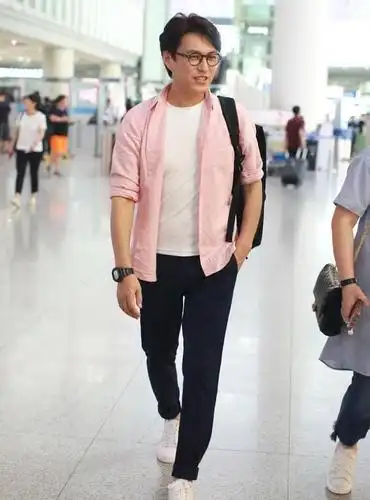 43岁靳东真敢穿,粉色衬衫配西装裤走机场,中年大叔变"欧巴"