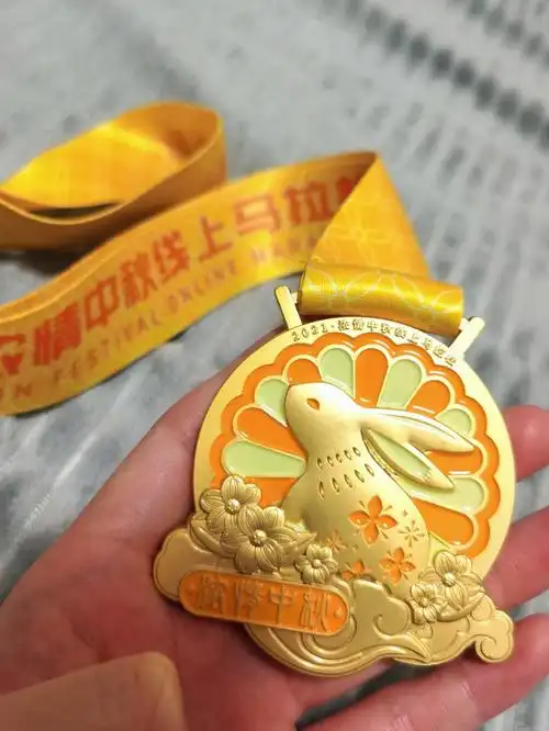 更新奖牌纪念我的第一次5km马拉松线上跑