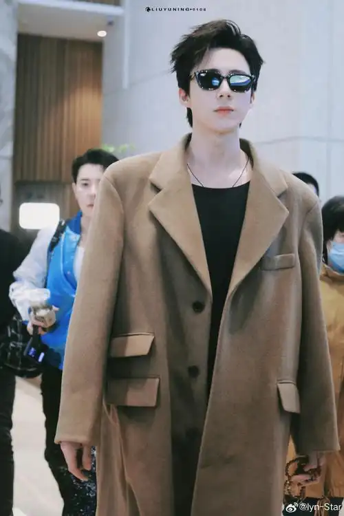 霸总出街~看细节图变化~默默的串又戴上了哈哈哈~#刘诗诗刘宇宁hi6