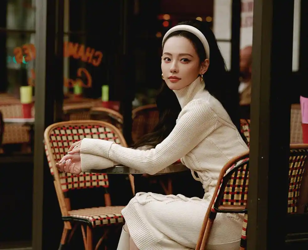 张嘉倪这身穿搭,你觉得适合她吗?