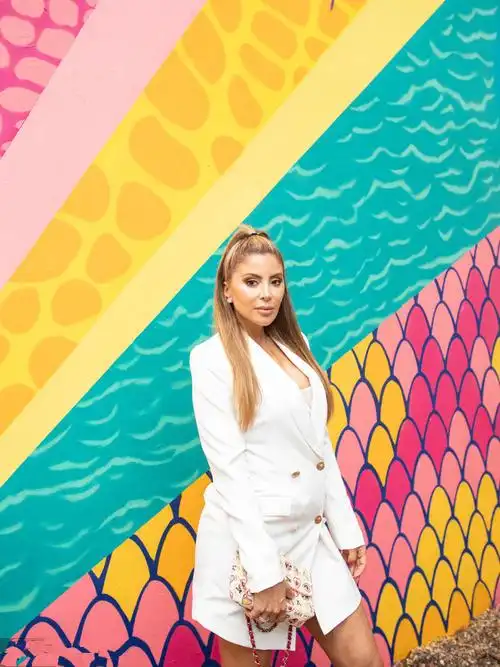 活得精彩45岁皮蓬前妻拉尔萨已明显松弛嘴唇肥大膝盖黑成一块