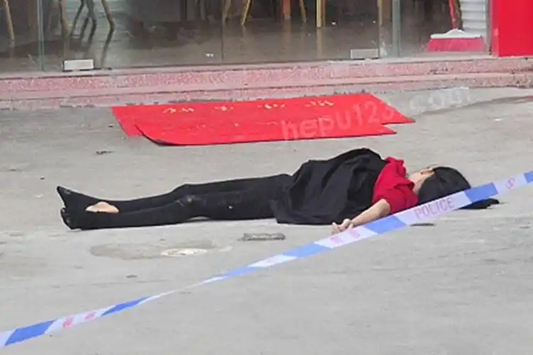 早上九点多北海正虹广场一年轻女子突然堕楼身亡