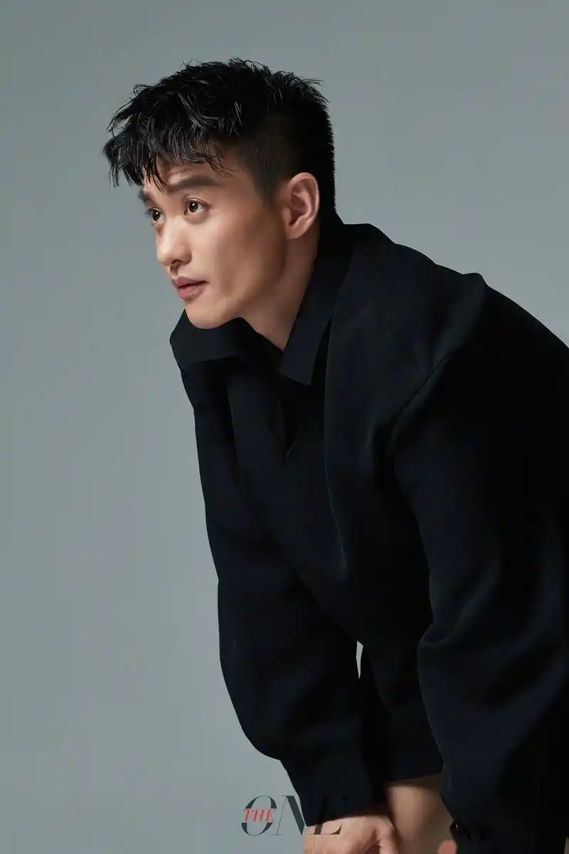 周一围发布了一组复古写真,写真中的他或身着复古衬衫,或是阔腿背带裤