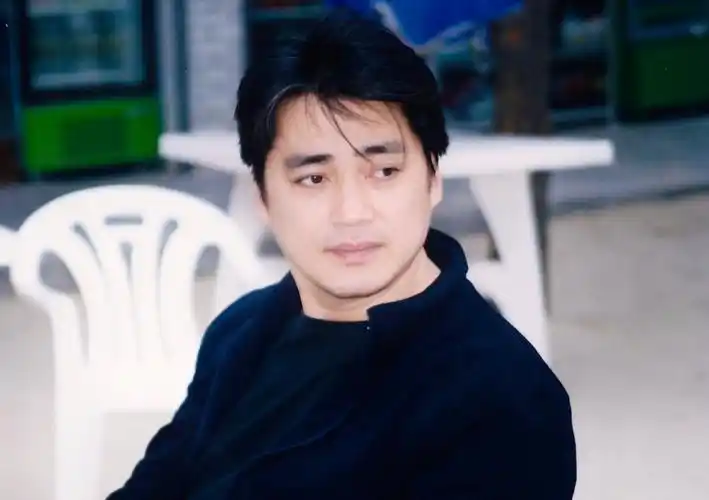 63岁汤镇宗近况曝光,昔日男神变化大,头发泛白法令纹明显|汤镇宗|汤洛