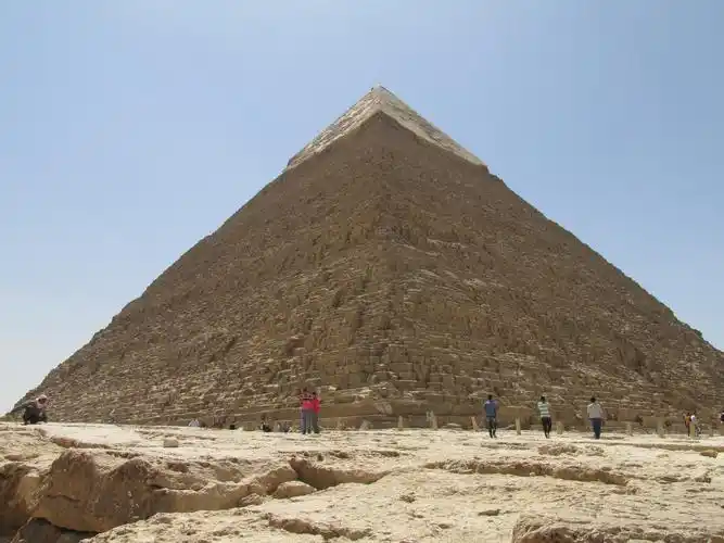 共约八十座中最大的是古代世界七大奇迹中最古老及唯一尚存的建筑物