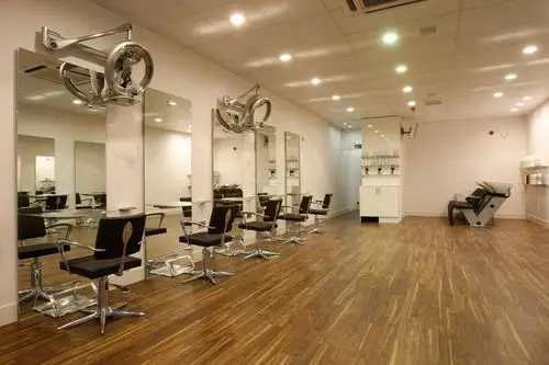 最新小型理发店室内原木地板装修效果图片