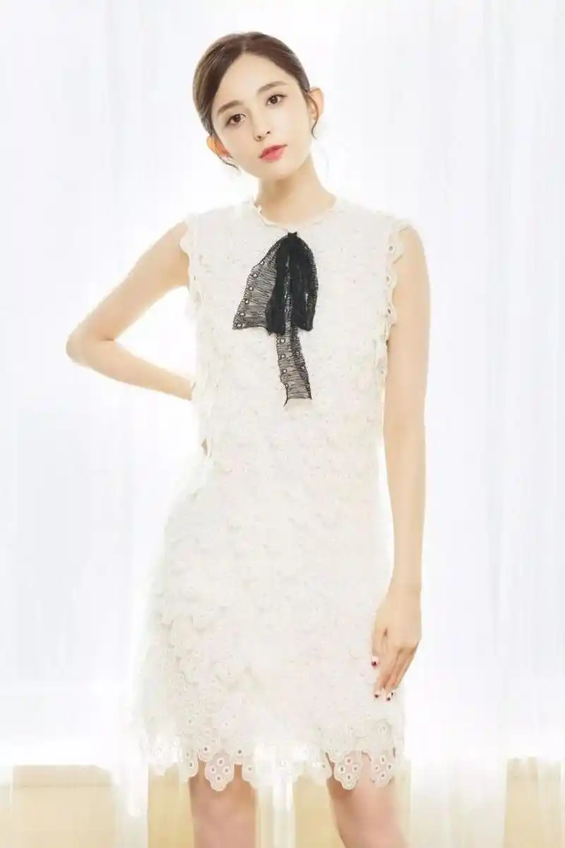 古力娜扎新活动现场无袖百褶白色连衣裙高跟露美腿娇美无限