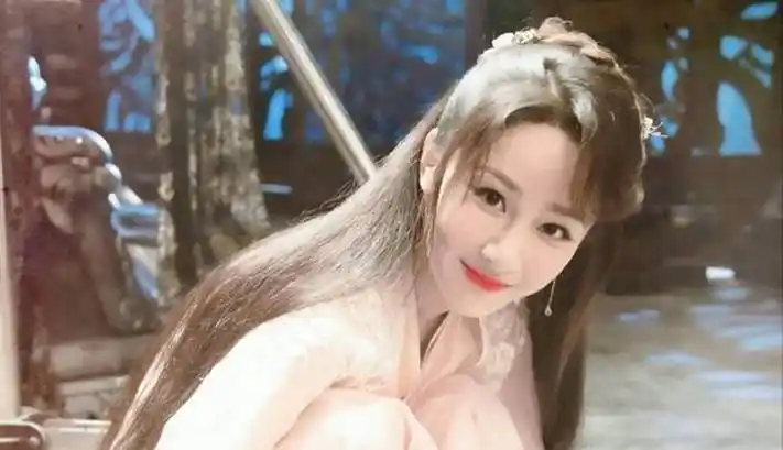 这样的例子就有很多,比如说近两年发展比较好的杨紫,邓伦跟她合作