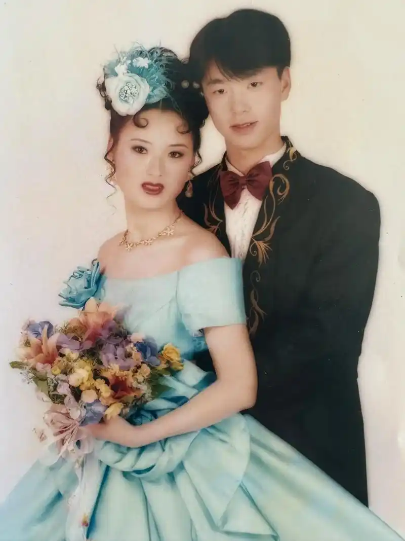 最珍贵的照片 晒晒爸爸妈妈的结婚照.以前车马很慢书信很远, - 抖音
