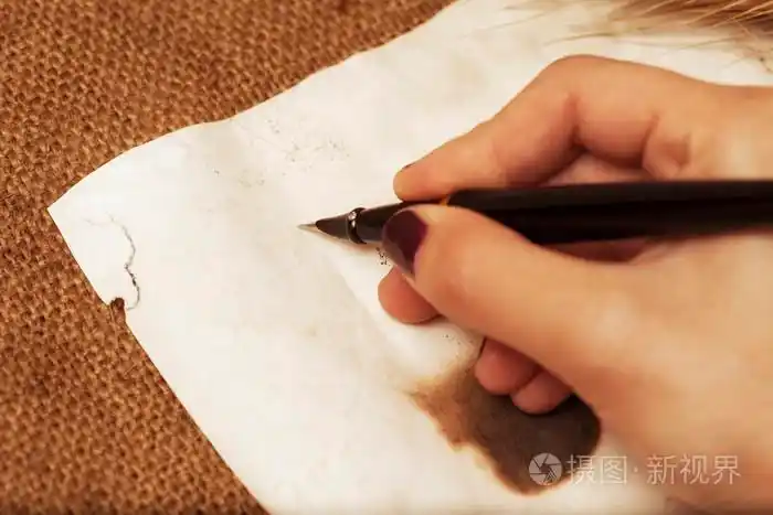 将一支笔写在纸上