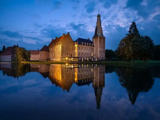 下载1920x1440 池塘,房屋,夜,灯,云,水中的倒影 桌布, 图片