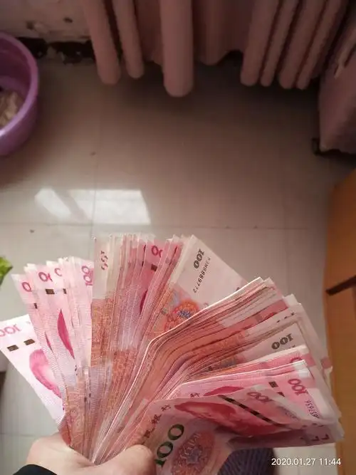 再发一次兄弟们,求一张手里1000块钱左右的现金图片,在家里拍的别太假