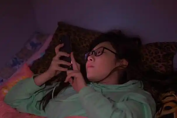 长期睡前玩手机,这3个"痛苦"或许会来临!看医生教你3招应对