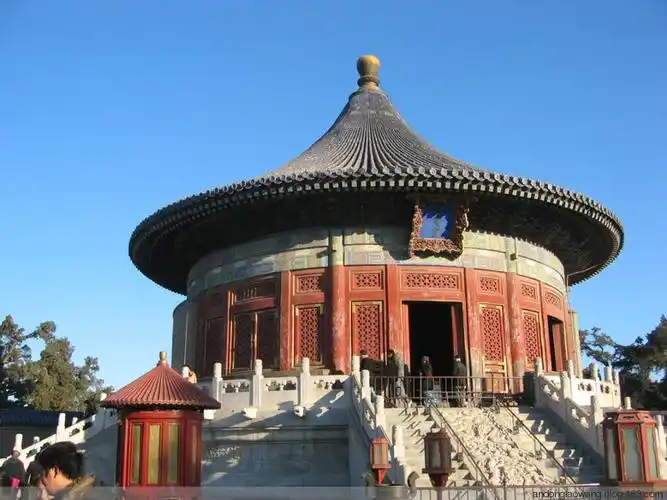 攒尖顶有单檐,重檐之分,按形状可分为角式攒尖和圆形攒尖,其中角式