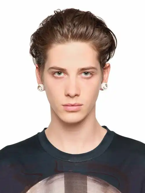 男生打耳洞算是一件很正常的小事儿了,可能你打耳洞戴耳钉的大部分