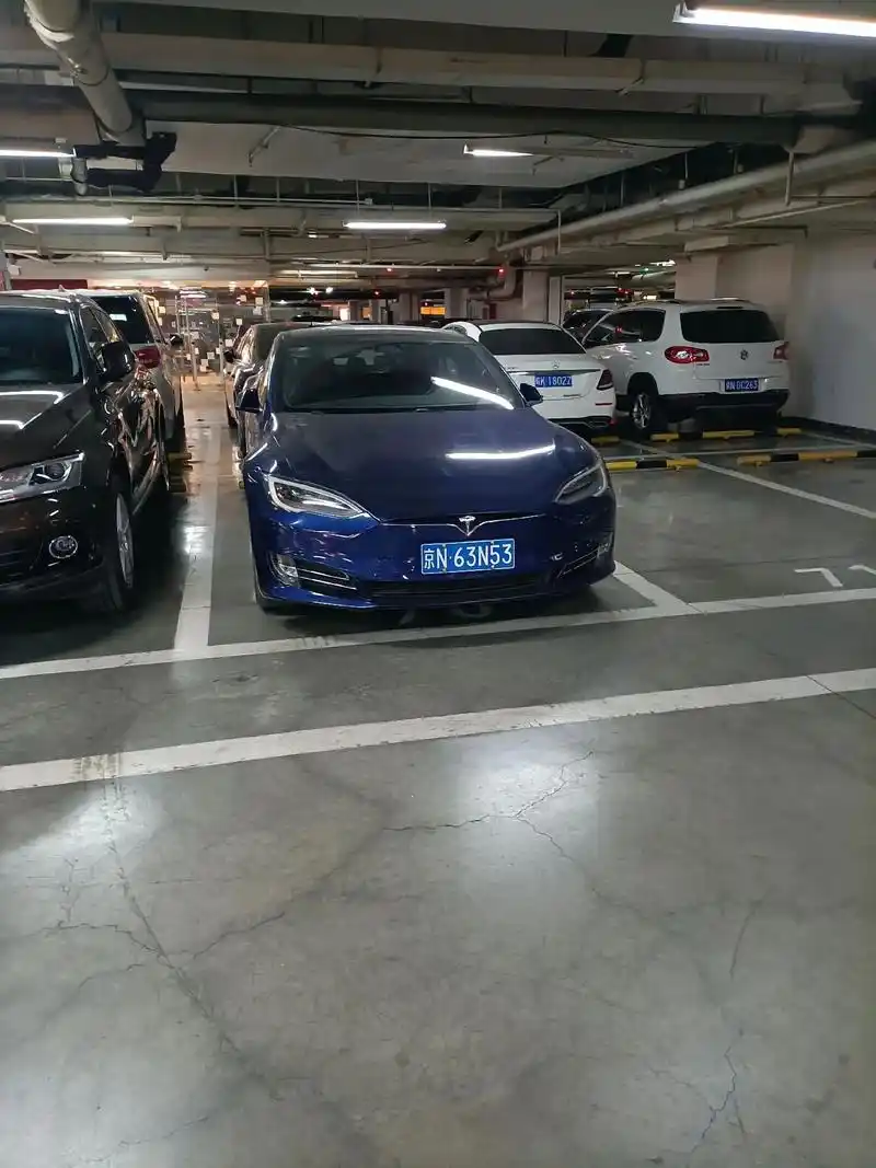 中国地下豪车库天花板.传说中的三里屯太古里,真没白来.最绝版 - 抖音