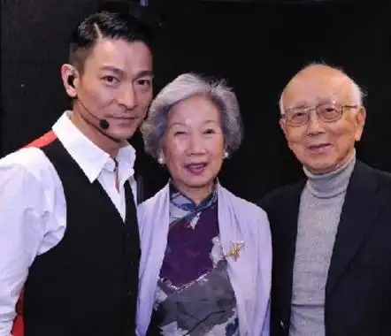 刘德华和父母回家祭祖:成名后给父母买房(13)