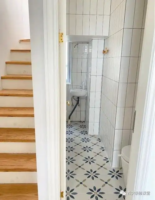 室内楼梯下成就卫生间,空间利用新招