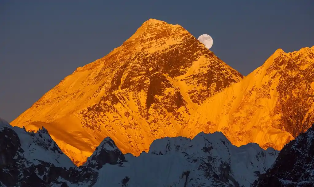 珠穆朗玛峰日落,珠穆朗玛峰 (8848 米) 在日落时的黄金金字塔.