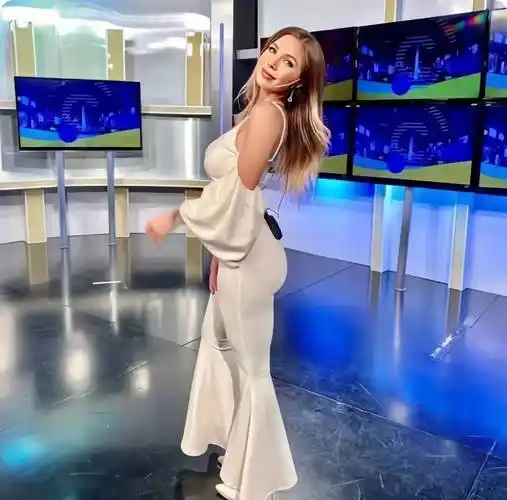 女主播"真空透视装"上阵,收视率飙升百万,网友疯狂搜索女主播名字