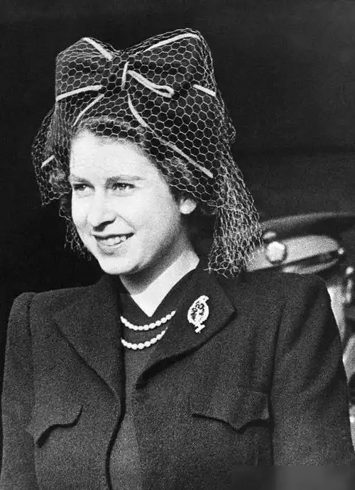 女王究竟多美英国女王年轻时颜值美照首张官方照容颜不输黛妃
