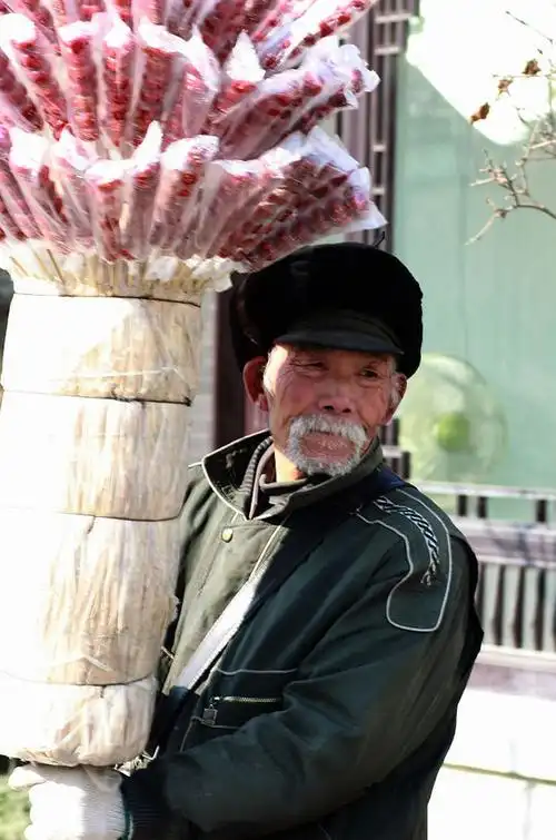 卖糖葫芦的老人