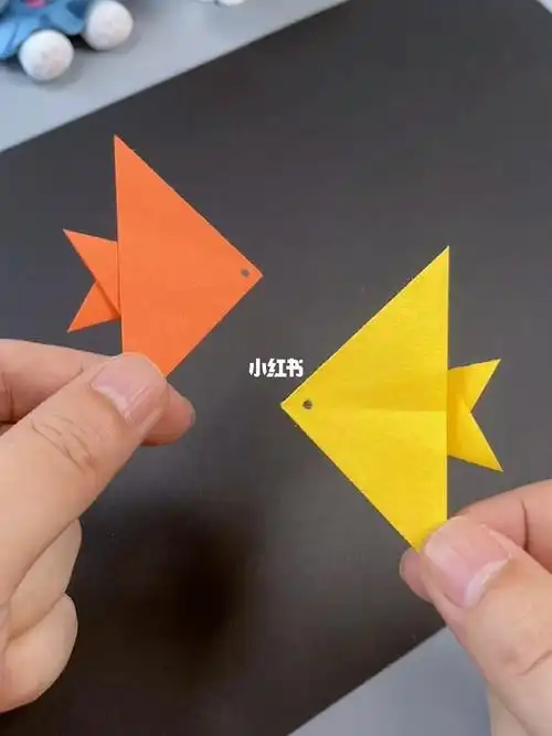 和小朋友一起用折纸做简单好看的小金鱼