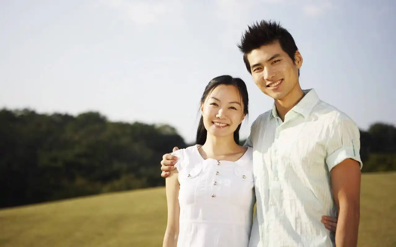 户外休闲甜蜜温馨情侣图片电脑桌面壁纸高清