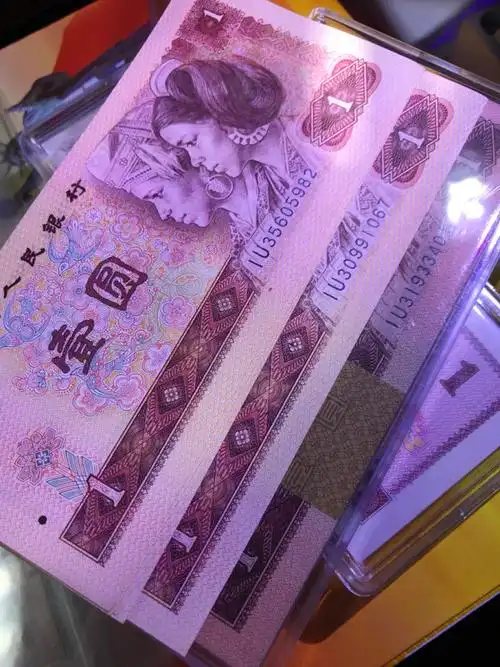 藏品展示如图所示:一次拍两张天蓝冠,(801iu天蓝冠)此冠号黑色冠号及