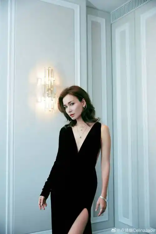 原创混血女星卢靖姗写真露出事业线太a了魔鬼身材性感撩人