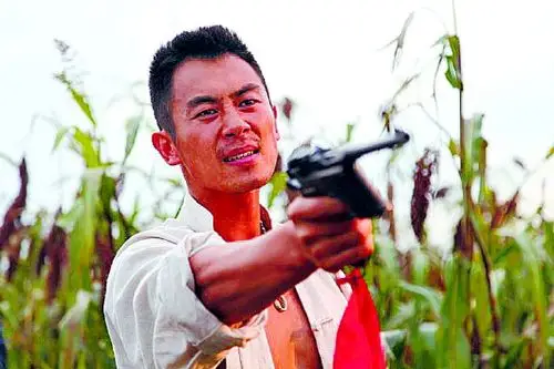 朱亚文在电视剧《红高粱》中饰演"我爷爷"余占鳌.