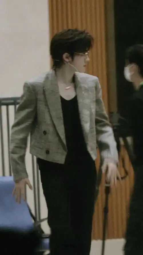 皮肤白白的一脸斯文相戴个金丝眼镜玩商战啊#宋亚轩红色亮片西装