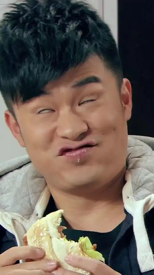 张伟往汉堡放薄荷和芥末,曾小贤一口下去变这样!