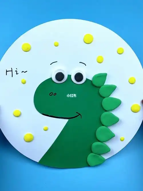 彩泥粘土画做个可爱的小恐龙
